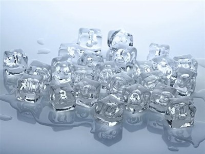 Iâ sych yn erbyn rhew arferol: Beth yw'r gwahaniaeth?